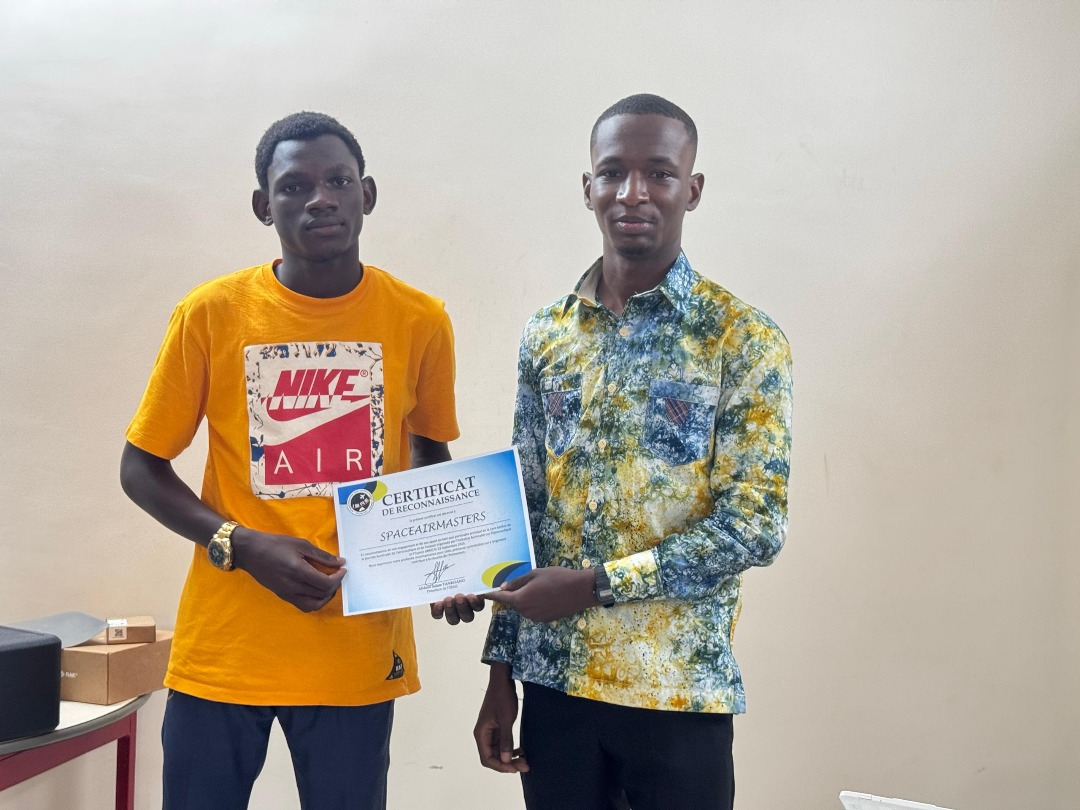 Certificat de reconnaissance d&eacute;cern&eacute; &agrave; SpaceAirMasters. A gauche, M. Moumini OUEDRAOGO, repr&eacute;sentant de SpaceAirMasters &agrave; la journ&eacute;e. A droite, M. Abdoul Salam TANKOANO, pr&eacute;sident de l'IBAE.