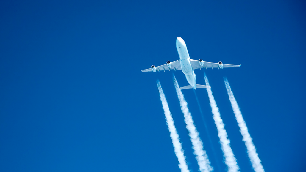 Les traînées blanches derrière les avions, c'est quoi au juste?
